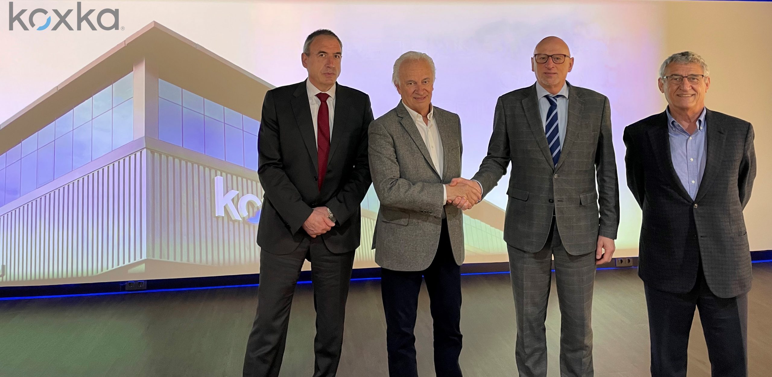 directivos de Koxka firmando el acuerdo de adquisicion de sus dos plantas fabriles